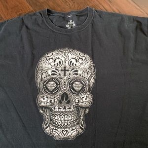 Mens black t shirt w skull.  Size 3XL